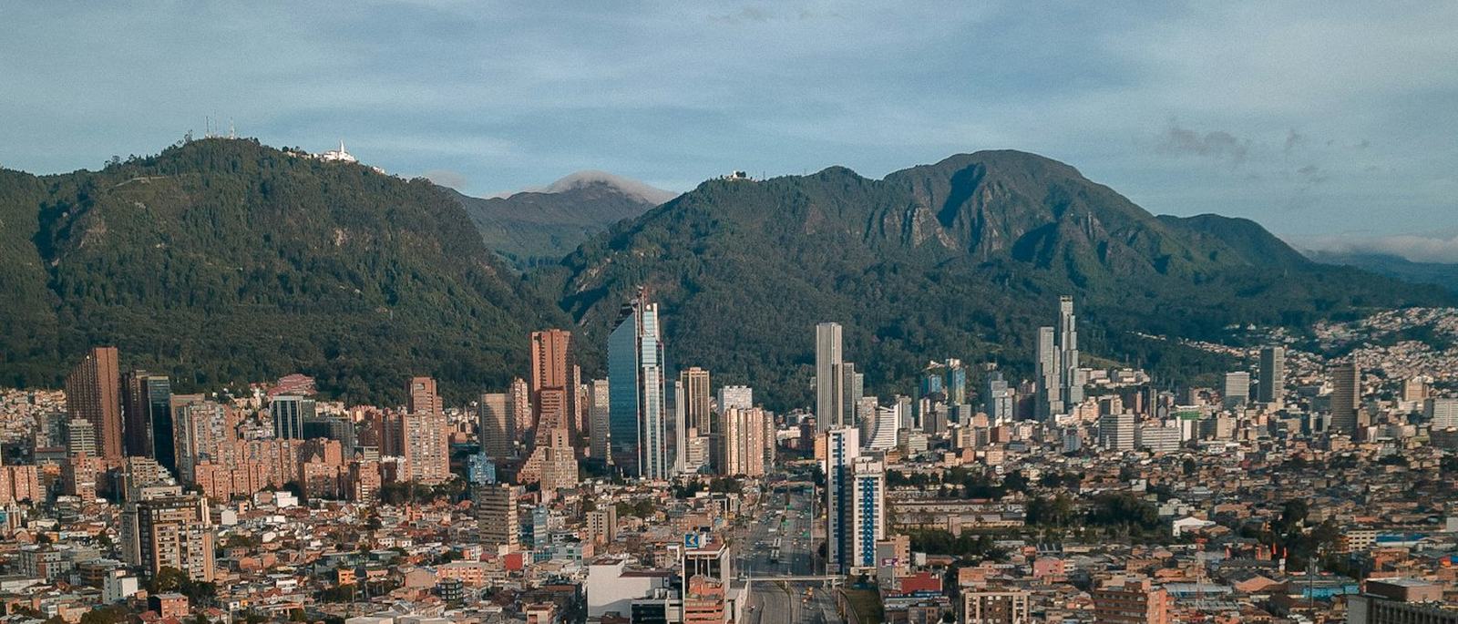 Vista aérea de Bogotá con los cerros orientales al fondo